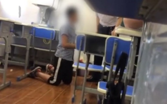 白衣男子要求男童下跪。网络视频截图