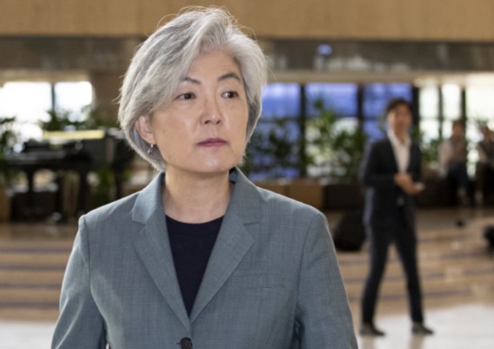 20日上午，康京和通过韩国金浦国际机场启程前往北京。 （韩联社）