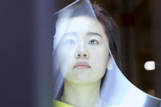 ▲制作玻璃的员工 （图via American Factory）