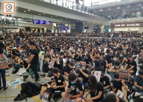  上周，香港国际机场遭瘫痪（图源：东网）