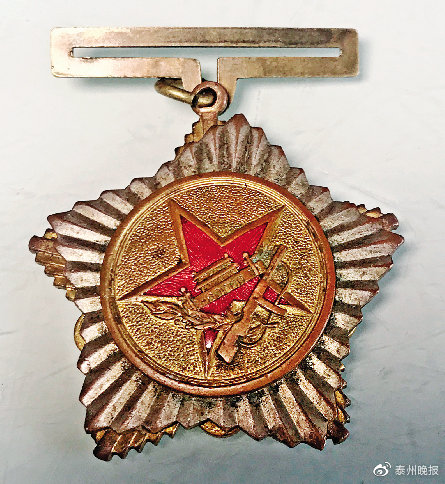 朱永生珍藏的1954年2月17日全国人民慰问人民解放军代表团纪念章。