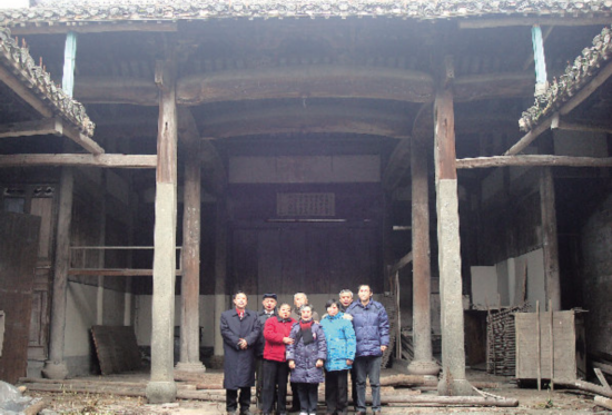 王魁和族人在祖屋前合影