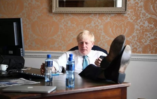  ▲约翰逊将双脚搭在办公桌上。