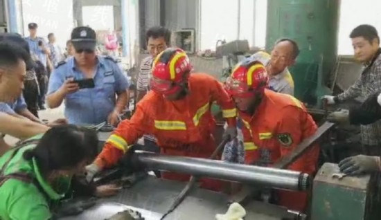 紧急！姜堰一女子的手卡进机器切刀后……