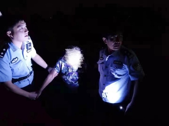 江都一老太坠河 7旬大爷水下托举20分钟