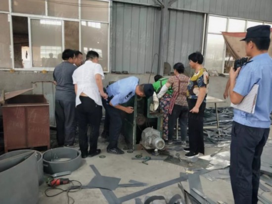 紧急！姜堰一女子的手卡进机器切刀后……