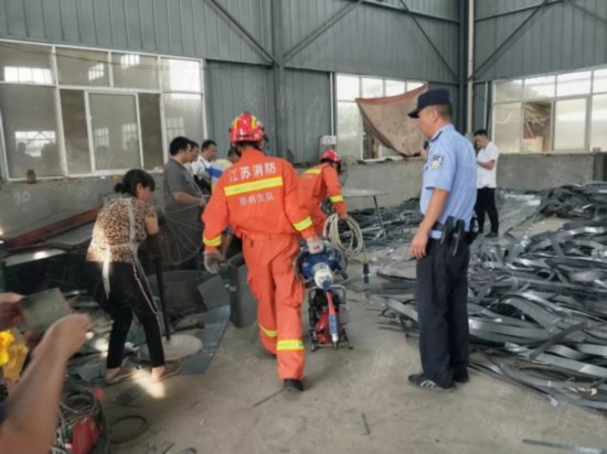 紧急！姜堰一女子的手卡进机器切刀后……