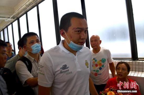 　资料图：8月14日，付国豪离开医院，大批香港市民和团体自发到玛嘉烈医院探望。中新社记者 李志华 摄