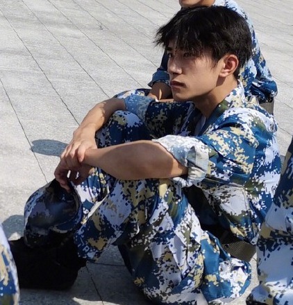 易烊千玺军训照曝光 穿迷彩服身姿挺拔硬朗帅气