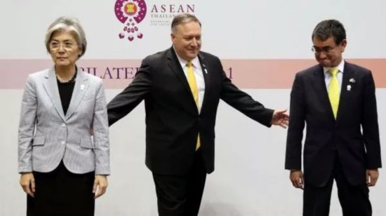 ▲2019年8月2日,在第52届东盟外长会及相关会议期间,美国国务卿蓬佩奥、日本外相河野太郎和韩国外长康京和举行三方会晤。(视觉中国)