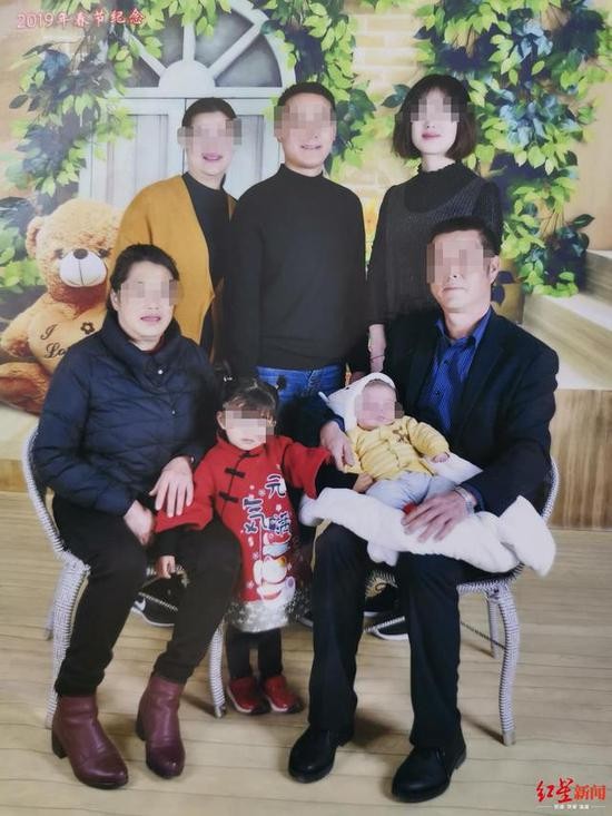 ▲事发前一天，唐雪全家刚刚拍了一张全家福