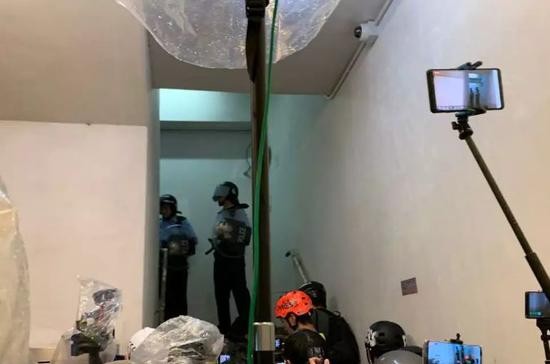 　　警察被&ldquo;记者&rdquo;围住。港媒