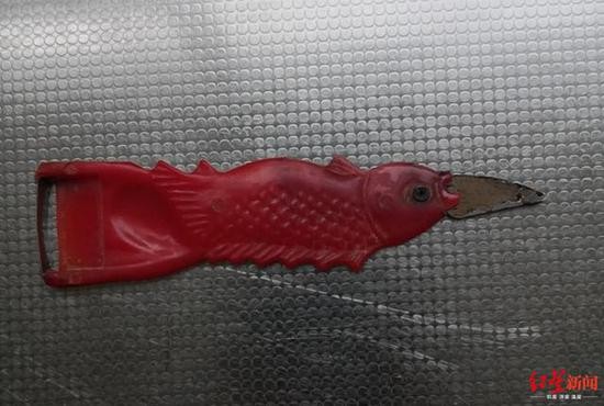 ▲案发时唐雪使用的红色削皮刀（样式）