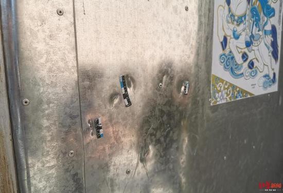 ▲唐雪家大门上，至今留有被刀砍过的痕迹