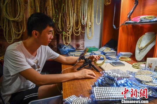 海南文昌小镇青年直播卖佛珠月销二十多万元