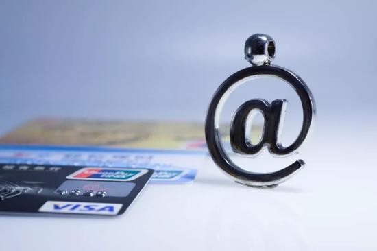  《关于加快发展流通促进商业消费的意见》