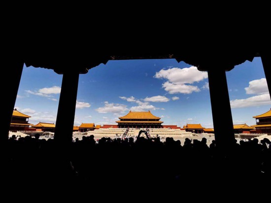 游客拍摄蓝天白云映衬下的太和殿。