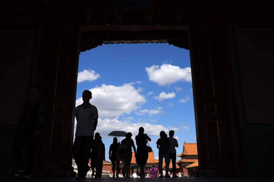 游客游览故宫。