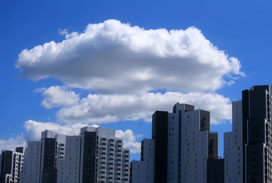 东四环，一大朵白云好像盖在屋顶上。