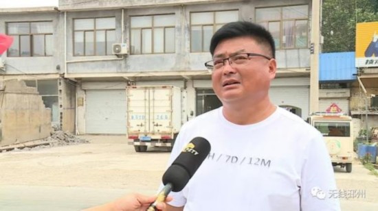 突发！邳州一辆疾驰的轿车里飞出一钱包，里面有大量现金物品……