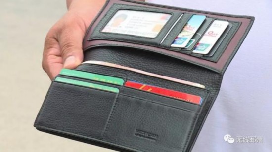 突发！邳州一辆疾驰的轿车里飞出一钱包，里面有大量现金物品……