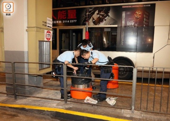  警方翻开垃圾桶调查。来源：香港&ldquo;东网&rdquo;
