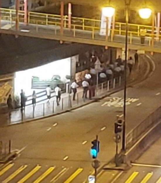 警方人员在现场搜查 图自：东网