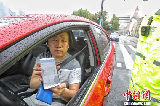 驾驶员展示电子驾驶证。　殷立勤 摄
