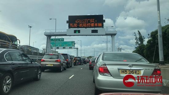  15时许，《环球时报》记者所乘的车在距离香港机场十几公里的青马大桥上就已走不动了。 摄影：范凌志
