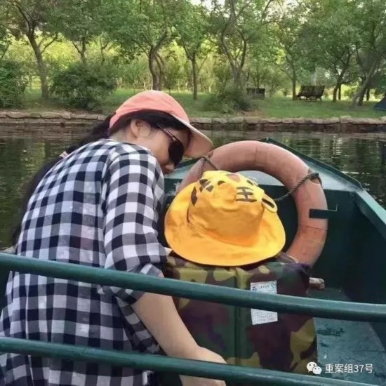 　▲张萌与儿子一同出游。图/新京报网