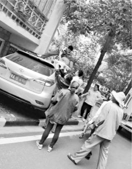 六楼摔下砸在车上奇迹生还 他醒后第一句话:车,我赔 六楼摔下砸在车上奇迹生还 他醒后第一句话:车,我赔