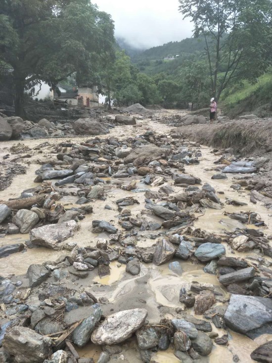 　山洪过后，塔城村道路受损。当地村民供图
