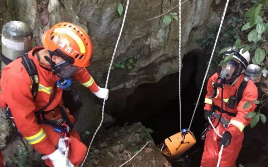 　救援现场。图片来源：广西消防总队官方微博