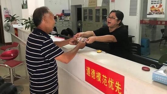 赣州章贡区某社区奖金兑换点(图片来源:都市现场)