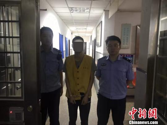 警方抓获一逃犯。警方供图