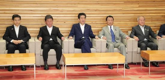 安倍出席3日的内阁会议（时事通信社）