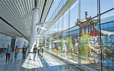 位于航站楼内的中式庭院。摄影/新京报记者 陶冉