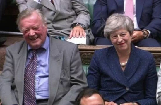 在本周二的议会直播中，摄影师抓拍到特蕾莎&middot;梅的表情（来源：英国都市报网站）