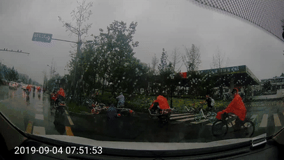 事发后人群开始聚集