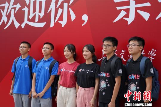 最小新生年仅15岁上海交大万名全球新生踏上新征程