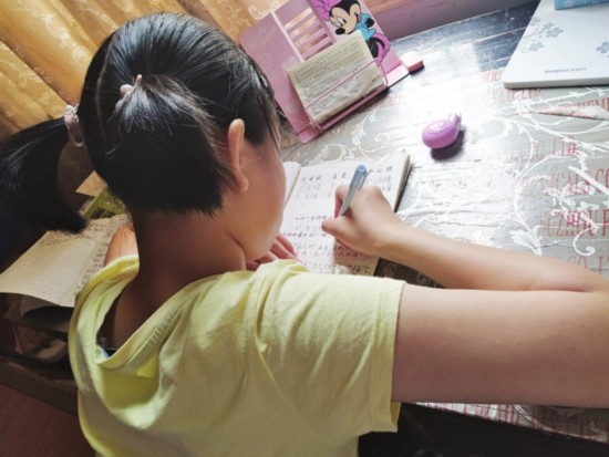 　　图为小弈正在做作业。（张延供图）