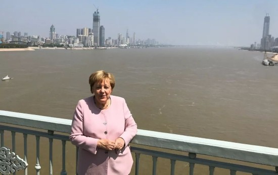  ▲9月7日，湖北省武汉市，德国总理默克尔一行参观武汉长江大桥。（视觉中国）