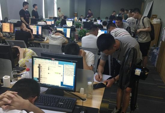 警方控制卖茶女窝点人员。 长沙县公安局供图