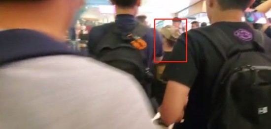 唱国歌男子被图中男子攻击(视频截图)