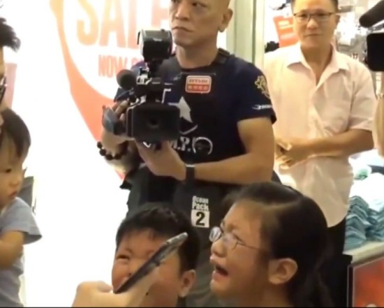 唱国歌男子的孩子被吓哭(视频截图)