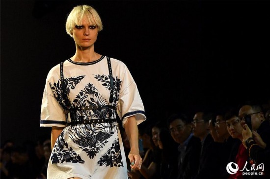9月11日，模特在纽约时装周展示以彝绣为设计主题的服饰。  李凉 摄