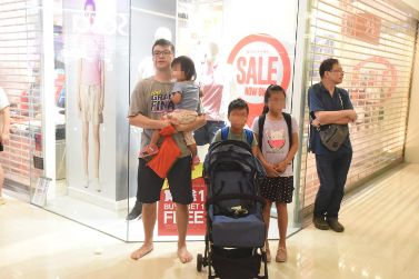 一男子在淘大商场唱国歌后被打。图源:港媒