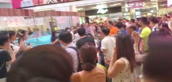 唱国歌男子疑在物品被抢后紧追上前(视频截图)