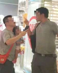 唱国歌男子疑在现场与人发生口角(视频截图)