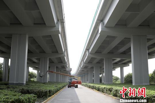 上海虹桥枢纽&ldquo;一纵两横&rdquo;高架涂装整治工程将完工